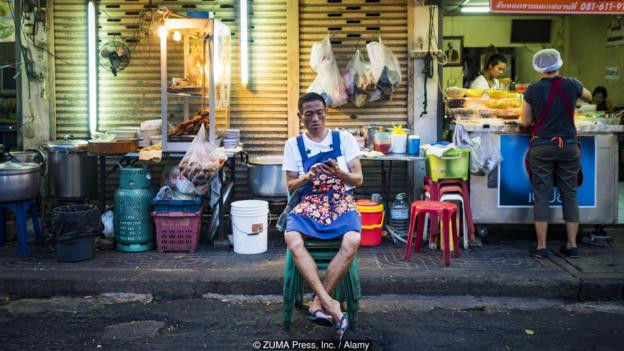 Theo đó, Thái Lan thiết lập hàng trăm khu bán hàng rong ngoài trời rộng khắp Bangkok để có thể quản lý hiệu quả. Ảnh: ZUMA Press, Inc. / Alamy.