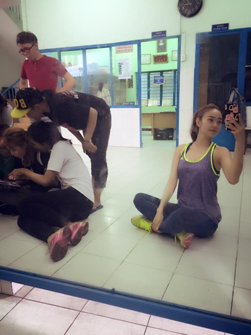 Dáng ngồi giải lao trong giờ tập của Minh Hằng cũng khiến phái mạnh được một phen "xốn xang" vì quá gợi cảm.