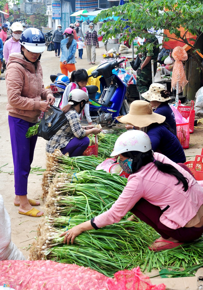 Tỏi ngồng non là đặc sản được bán nhiều ở chợ vào mùa thu hoạch tỏi, với giá 20.000-25.000 đồng mỗi bó nhỏ. Ông Lê Văn Ninh, Phó chủ tịch UBND huyện Lý Sơn, cho biết niên vụ này, toàn huyện xuống giống 310 ha tỏi. Dự kiến năng suất đạt 60-70 tạ/ha, tăng hơn 30% so với vụ trước. "Những năm gần đây, du khách đến đảo tham quan tăng đột biến và rất ưa chuộng tỏi, hành. Nhờ vậy, người dân địa phương bán loại nông sản này thu nhập khá hơn nhiều so với trước", ông Ninh chia sẻ.