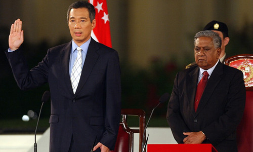 Đến năm 2004, ông Lý Hiển Long trở thành Thủ tướng Singapore. Trong ảnh là ông Lý Hiển Long tuyên thệ nhậm chức Thủ tướng ngày 12/8/2004.