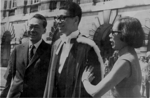 Năm 1973, Lý Hiển Long tốt nghiệp hạng ưu ngành Khoa học Máy tính của Trường Trinity thuộc ĐH Cambridge (Anh) và đạt cả danh hiệu Senior Wrangler. Sau đó, ông Lý đến ĐH Harvard (Mỹ) để học Thạc sĩ Hành chính công.