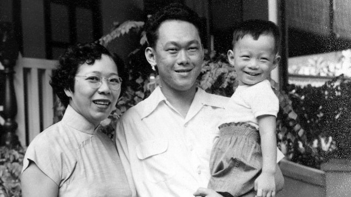 Thủ tướng Lý Hiển Long sinh ngày 10/2/1952. Ông là con cả của vợ chồng cố Thủ tướng Lý Quang Diệu.