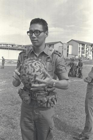 Năm 1971, ông Lý Hiển Long gia nhập Lực lượng Vũ trang Singapore (SAF).
