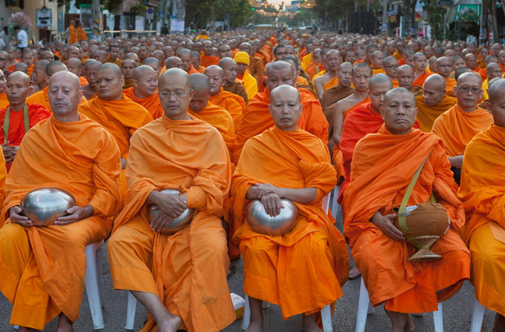Hàng ngàn nhà sư Thái Lan ở Chiang Mai trong một buổi lễ truyền thống.