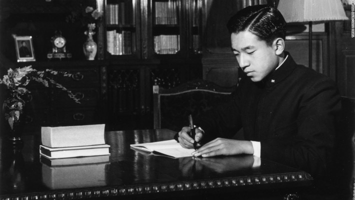 Năm 1952, Nhật hoàng Akihito theo học khoa Kinh tế Chính trị, Đại học Gakushuin.
