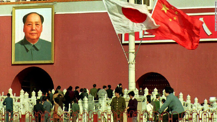 Tháng 10/1992, Nhật hoàng Akihito thăm chính thức Trung Quốc. Đây là lần đầu tiên một Nhà vua Nhật Bản thăm Trung Quốc.