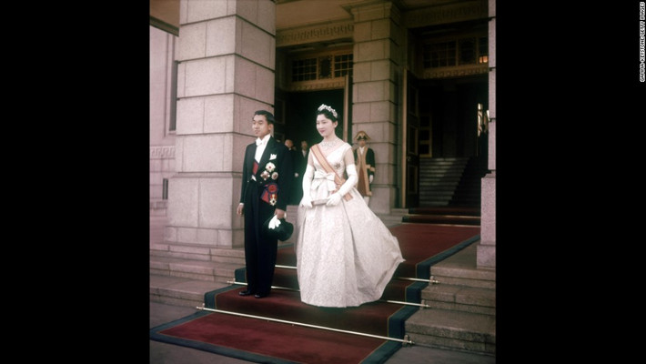Năm 1959, Hoàng Thái Tử Akihito cưới bà Michiko Shoda - con gái của một doanh nhân.