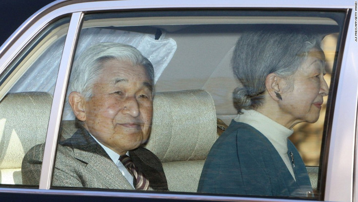 Ngày 7/1/1989 ở tuổi 55, Hoàng Thái Tử Akihito lên ngôi vua sau khi vua cha là Nhật hoàng Hirohito qua đời.