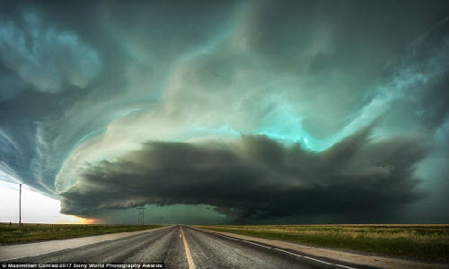 Khoảnh khắc một cơn bão supercell quét qua thị trấn Stratford, bang Texas, Mỹ. Đây là một trong những tác phẩm xuất sắc trong cuộc thi ảnh lớn nhất thế giới. Ảnh: Maximilian Conrad.