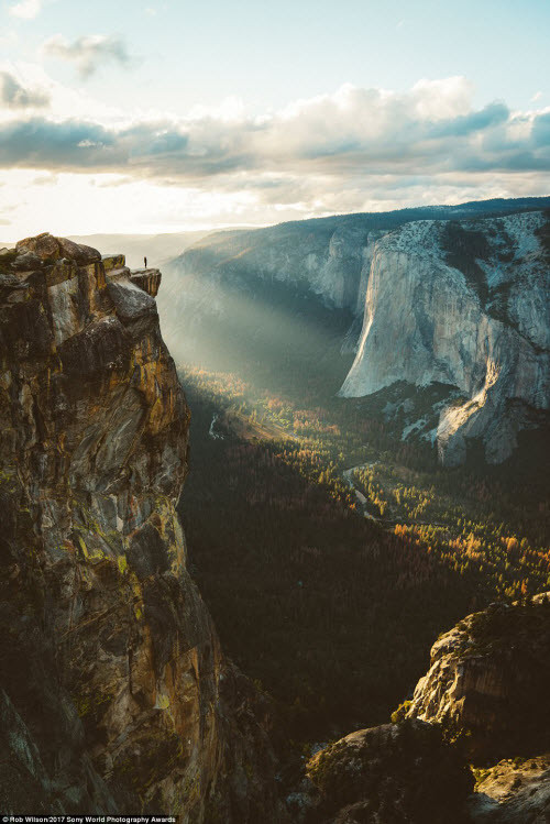 Cảnh hoàng hôn tại thung lũng Yosemite, được chụp từ đỉnh Taft trong vườn quốc gia Yosemite ở bang California, Mỹ. Ảnh: Rob Wilson.