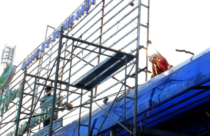 Tại đường Vành Đai Trong, một trong 7 tuyến đường kiểu mẫu của phường, sau lời nhắc nhở của vị nữ Chủ tịch phường trước đó, nhiều hộ kinh doanh nhà hàng, quán nhậu đã tuân thủ tháo dỡ các bảng quảng cáo dựng chiếm vỉa hè.