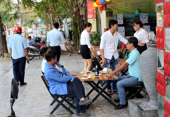 Dù đã được phường nhắc nhở, nhà hàng này vẫn để bàn ghế cho khách ngồi lấn chiếm vỉa hè. Bà Tín ngay lập tức chỉ đạo đoàn kiểm tra, lập biên bản xử lý.