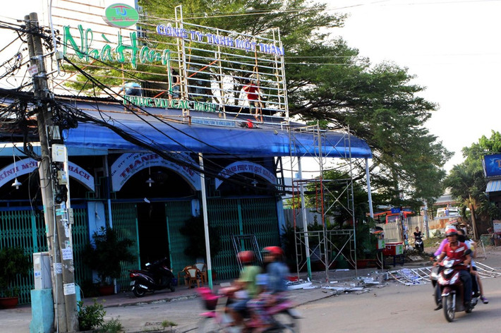 Biển quảng cáo "khủng" với chiều cao khoảng 4 m, chiều ngang khoảng 8 m của một nhà hàng đang được nhân viên tháo dỡ. Người của nhà hàng cho biết, họ làm theo lời nhắc nhở của nữ Chủ tịch phường Bình Trị Đông B.