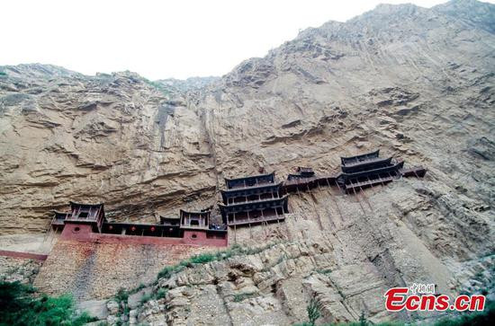 Một số sử gia cho rằng, người xưa xây dựng Huyền Không Tự ở vị trí cheo leo, hiểm trở như vậy là để chống lại những cơn lũ dữ dội thường quét qua địa phận tỉnh Sơn Tây cũng tránh tuyết và nắng nóng.
