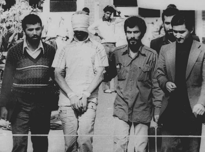 Tháng 11/1979, các sinh viên tham gia cách mạng Iran tấn công Đại sứ quán Mỹ tại Tehran, bắt giữ 52 nhân viên ngoại giao Mỹ làm con tin nhằm phản đối hành động bao che của Washington đối với quốc vương đào tẩu của Iran. Mặc dù Mỹ đã triển khai chiến dịch giải cứu con tin nhưng thất bại. Các con tin tiếp tục bị giam giữ trước khi được trả tự do sau 444 ngày kể từ lúc bị bắt.