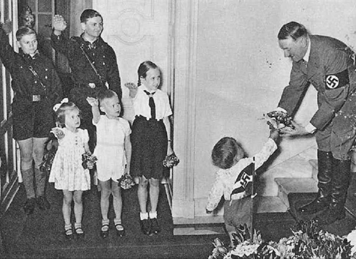 Hình ảnh nhà độc tài Hitler thân thiện với trẻ em trong khi thực hiện vụ tàn sát hơn 6 triệu người Do Thái. Những đứa trẻ này đã chào Hitler bằng động tác chào "sieg heil" (có nghĩa "hoan nghênh chiến thắng") như một cách thể hiện sự trung thành với trùm phát xít Đức, Đức quốc xã, và nước Đức thời bấy giờ.