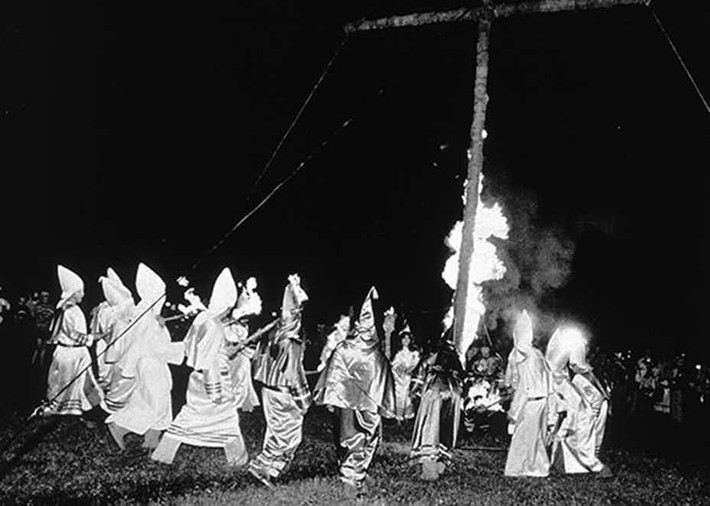 Hình ảnh ghi lại một buổi hành lễ đầy bí ẩn của nhóm cực đoan Ku Klux Klan ở Frederick, Maryland hồi đầu thế kỷ 20.