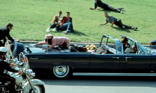Bức ảnh gây ám ảnh ghi lại khoảnh khắc Tổng thống Mỹ John F. Kennedy bị ám sát khi ngồi kế bên vợ - Đệ nhất phu nhân Jackie Kennedy ở Dallas, bang Texas ngày 22/11/1963. Lee Harvey Oswald chính là tay súng bắn đã nã đạn về phía Tổng thống Kennedy khiến ông chủ Nhà Trắng bị thương nặng và qua đời không lâu sau khi được đưa đến bệnh viện. Sự kiện này đã gây chấn động dư luận Mỹ và thế giới.