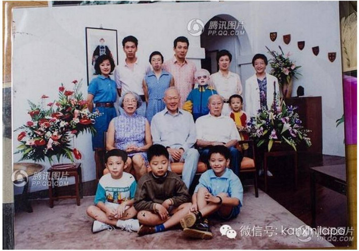 Ảnh chụp đại gia đình Thủ tướng Lý Hiển Long.