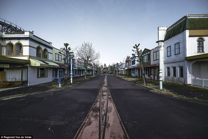 Những dãy "nhà ma" không một bóng người tại công viên Nara Dreamland.