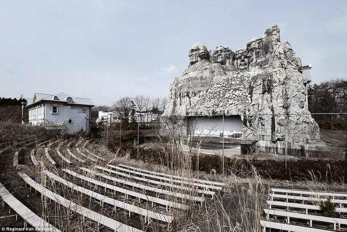 Bản sao núi Rushmore trị giá 27 triệu USD tại Western Village trở nên hoang vắng, u ám sau khi đóng cửa.