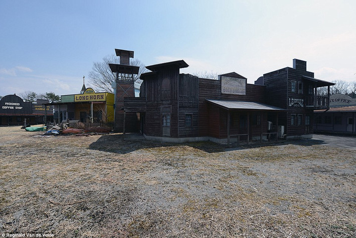 Khung cảnh hoang phế, không một bóng người tại công viên Western Village.