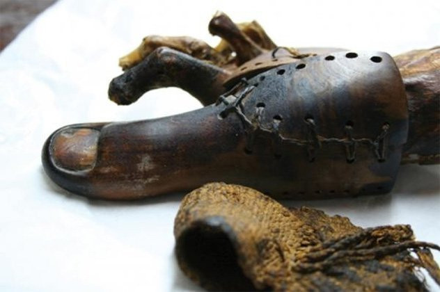 Các nhà nghiên cứu phát hiện những ngón chân giả được làm từ gỗ và da, đính kèm với một xác ướp phụ nữ của người Ai Cập cổ đại. Những ngón chân giả này có niên đại từ năm 950 - 710 TCN. Các chuyên gia nhận định chúng đã được người Ai Cập sử dụng trong thực tế cũng như tạo ra các bộ phận cơ thể giả để an táng cùng các xác ướp.