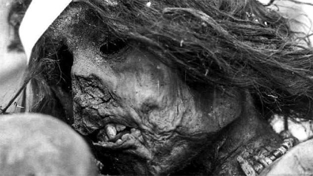 Năm 1985, những người đi bộ đường dài phát hiện một xác ướp trên núi Aconcagua, Argentina. Kết quả kiểm tra cho thấy xác ướp trên là của một bé trai 7 tuổi, chết cách đây khoảng 5 thế kỷ. Cậu bé này là nạn nhân một nghi lễ hiến tế. Do thời tiết cực kỳ khô hanh nên thi hài bé trai 7 tuổi được bảo quản còn gần như nguyên vẹn và trở thành một xác ướp tự nhiên.