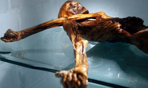 Năm 1991, Otzi - một trong những xác ướp cổ nhất được tìm thấy tại sông băng ở dãy núi Alps của Italy. Người đàn ông này sống cách đây khoảng 5.000 năm trước và qua đời một cách đầy bạo lực. Vào năm 2016, các chuyên gia đã tái tạo giọng nói của xác ướp Otzi. Các chuyên gia dự đoán, giọng nói của xác ướp Otzi có tần số dao động giữa 100 - 150 Hz, tương tự như giọng nói của một người đàn ông sinh sống trong thời hiện đại.