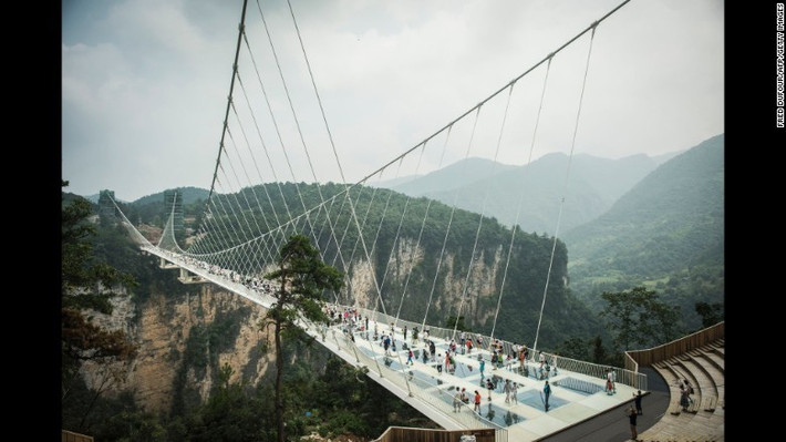 12. Cầu kính qua hẻm Zhangjiajie, Hồ Nam, Trung Quốc. Hãng kiến trúc của Israel Haim Dotan lấy cảm hứng từ bộ phim Avatar và thế giới viễn tưởng để thiết kế cây cầu kính Zhangjiajie, tại tỉnh Hồ Nam, Trung Quốc. Cây cầu này có thể tải 800 người cùng lúc. Khi mở cửa lại vào năm 2017, đây sẽ là cầu kính đi bộ dài nhất thế giới với chiều dài 381m ở độ cao hơn 300 m của hẻm Zhangjiajie. Có chi phí xây dựng 3,4 triệu USD, cây cầu bằng kính trong suốt lấp ló sau những đám mây bồng bềnh như chốn tiên cảnh.