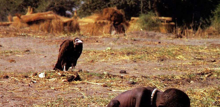 Bức ảnh kinh điển "Kền kền chờ đợi" của phóng viên ảnh người Nam Phi Kevin Carter khiến nhiều người nghẹn lòng khi ghi lại khoảnh khắc một bé gái gần như sắp chết đang cố lê mình tới một trung tâm cứu trợ ở miền Nam Sudan. Khi Kevin chuẩn bị chụp ảnh em bé thì một con kền kền hạ cánh xuống gần đó và xuất hiện trong bức ảnh. Với bức ảnh này, Kevin giành giải thưởng Pulitzer. Tuy nhiên, vài tháng sau, anh đã tự sát, để lại nhiều bí ẩn về bức ảnh gây chấn động thế giới.