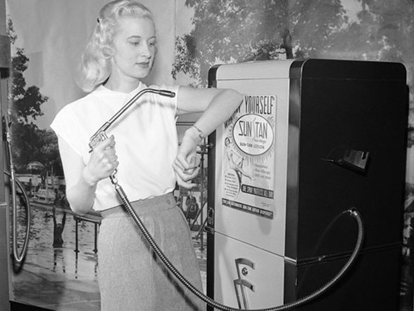 Hình ảnh lịch sử máy bán hàng tự động Suntan năm 1949.