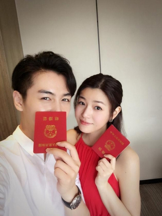 Ngày 5/7, cặp đôi này đã đi đăng ký kết hôn và chia sẻ khoảnh khắc hạnh phúc này trên mạng xã hội.