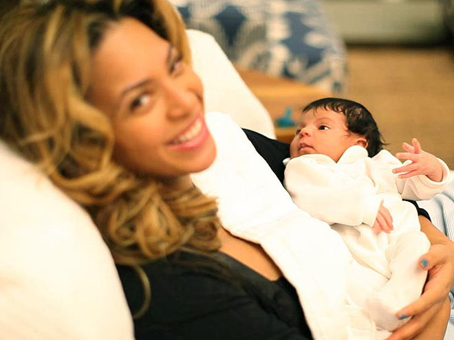 Bé Blue Ivy Carter, con gái đầu lòng của ngôi sao ca nhạc Beyonce và rapper Jay Z được bố mẹ khoe trên Tumblr khi mới 4 tuần tuổi. Bé chào đời ngày 7/1/2012. Giờ đã hơn 4 tuổi, cô bé Blue Ivy trở thành một trong những sao nhí hot nhất Hollywood.