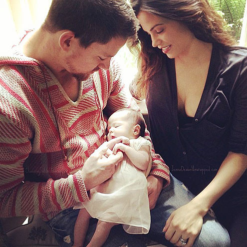 Hai tuần sau khi con gái Everly Tatum chào đời vào tháng 5/2013, nam diễn viên Channing Tatum và vợ, Jenna Dewan Tatum khoe ảnh con trên Facebook với dòng tiêu đề: “Ngày của cha đầu tiên với con gái”.