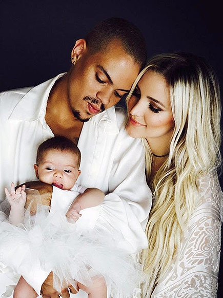 Con gái của nữ ca sĩ Ashlee Simpson, bé Jagger Snow Ross, được mẹ khoe hình ảnh đầu tiên lúc 8 tuần tuổi.