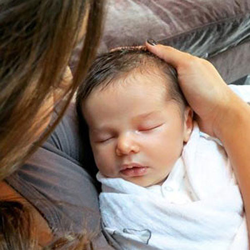 Vanessa và Nick Lachey khoe con trên Twitter sau hai tuần chào đời vào tháng 9/2012.