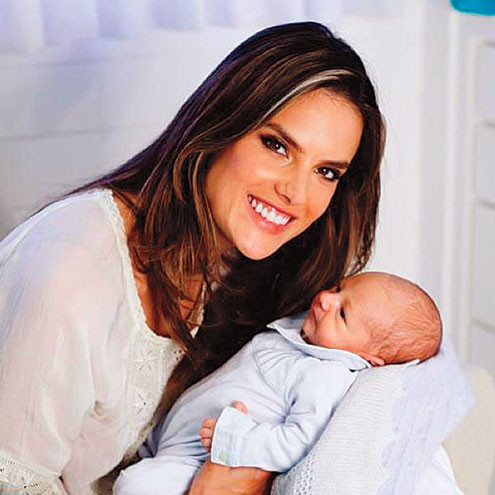Khi bé Noah Mazur được 7 tuần tuổi, siêu mẫu Alessandra Ambrósio khoe con trai trên Facebook. Trước bé Noah, thiên thần Victoria’s Secret đã có một con gái 4 tuổi, bé Anja với hôn phu Jamie Mazur.