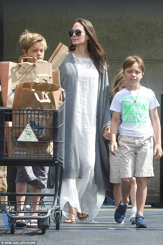 Cách đây vài hôm, tạp chí Star đưa tin Brad Pitt và Angelina Jolie đang chuẩn bị cho cuộc ly hôn trị giá 450 triệu USD.