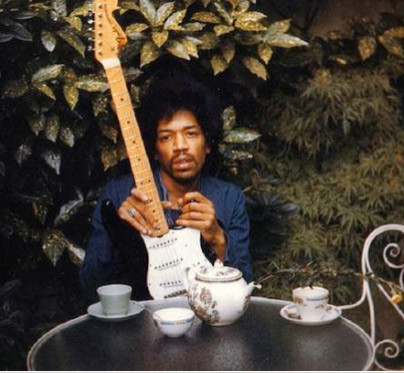 Bức ảnh cuối cùng của Jimi Hendrix chụp vài giờ trước khi ông qua đời vì uống quá nhiều rượu và thuốc ngủ.