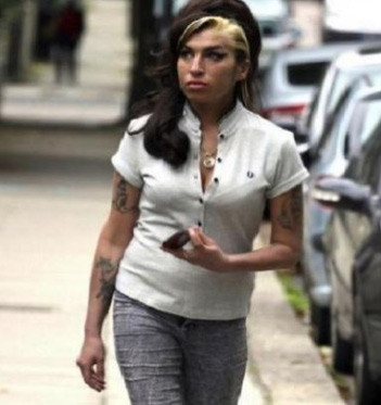 Bức ảnh chụp ngôi sao ca nhạc Anh quốc Amy Winehouse ở London khoảng 1 tuần trước khi cô qua đời vì uống quá nhiều rượu.