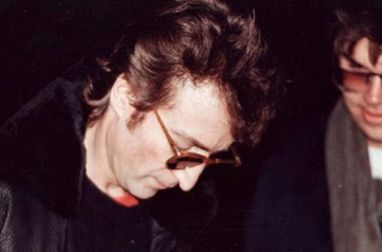 Hình ảnh cuối đời của John Lennon khi ông đang ký tặng ảnh cho Mark David Chapman, người đã bắn chết ngôi sao ca nhạc 6 giờ sau đó.