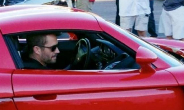 Ảnh trước khi qua đời của sao Hollywood Paul Walker chụp trước khi anh mất lái đâm xe vào gốc cây và tử nạn.