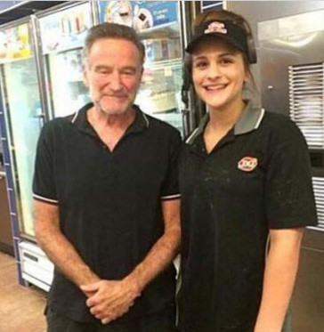 Robin Williams chụp ảnh cùng fan vài ngày trước khi ông treo cổ tự tử.