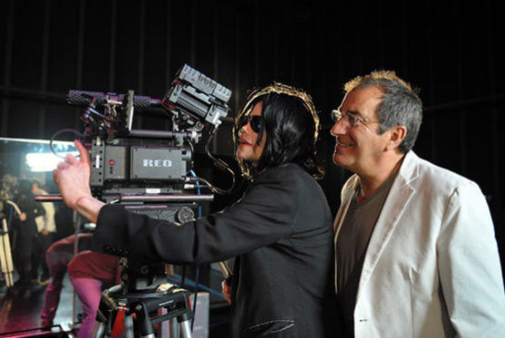 Michael Jackson chụp ảnh cùng đạo diễn Kenny Ortega một tháng trước khi ông vua nhạc pop lìa đời.