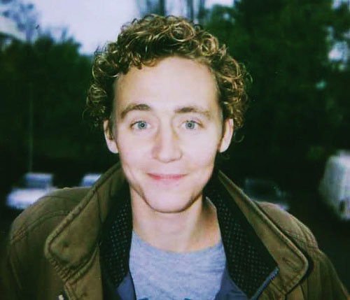 Lớn lên Tom Hiddleston cũng chỉ gây chú ý với mọi người về mái tóc xoăn tít chứ chưa bao giờ được khen bảnh trai.