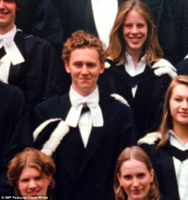 Tom Hiddleston là con trai út trong gia đình, trước anh có hai chị gái. Anh học trường Dragon School ở Oxford sau đó chuyển tới học ở Elton năm 13 tuổi, năm 1995. Hoàn thành khóa học ở Eton, anh chuyển tới trường đại học Cambridge.
