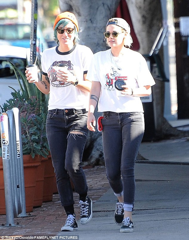 Kristen Stewart và bạn gái đồng tính Alicia Cargile mặc áo đôi, tay mỗi người cầm một cốc cà phê, bước trên phố Loz Feliz.