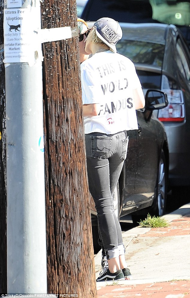 Đang đi Kristen Stewart hôn bạn gái đồng tính ngay trên đường.
