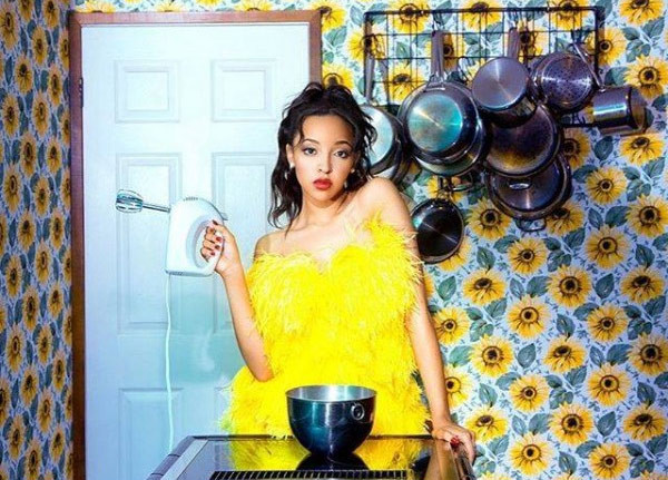Tinashe là nữ ca sĩ kiêm nhạc sĩ người Mỹ, sinh năm 1993.